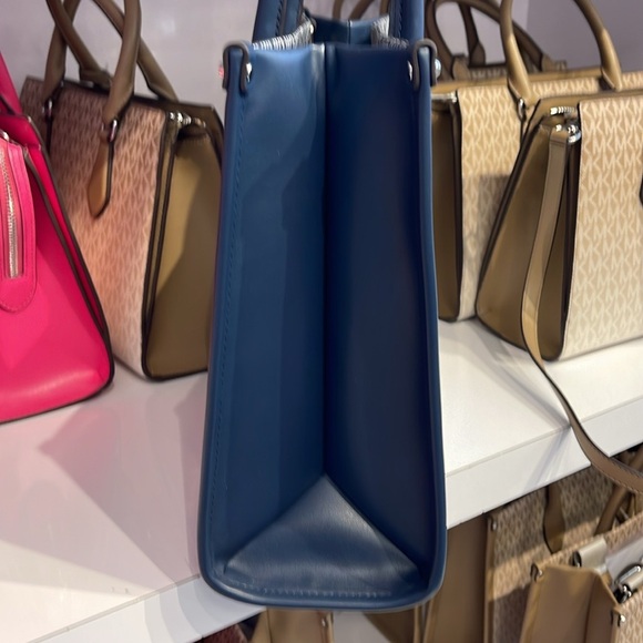 Michael Kors Mirella Medium Ombré Logo EW Tote Bag
Navy
NWT - Picture 7 of 14